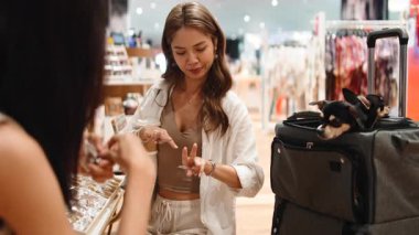 Arkadaşı ve köpeğiyle yüzük takan genç bir kadın bir hayvan taşıyıcısında uyuyor.