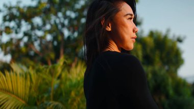 Kendine güvenen yetişkin bir kadın, dışarıda duruyor, ilham verici bir güçle ve düşünceli sağlıklı bir yaşam sürüyor.