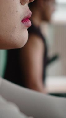 Eğitimdeyken azim ve çaba gösteren genç bir kadının yüzüne yaklaş.