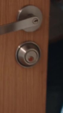 Kendine güvenen iş kadını yeni çalışma alanına giriyor. Yeni bir başlangıç ve iş başarısını simgeliyor.