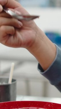 Yerel otantik bir restoranda geleneksel Tayland yemeği yiyen birinin yakın plan fotoğrafı.