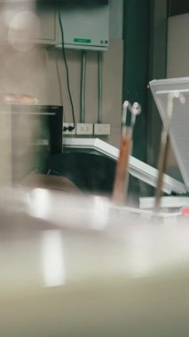 Profesyonel bir lokanta mutfağında çalışan meşgul bir aşçı tencereden yükselen buharla yemek hazırlıyor.