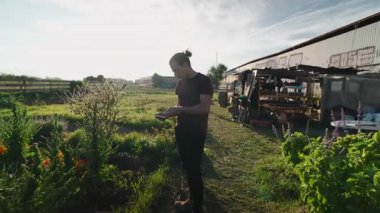 Modern çiftçi fabrikaları teftiş ediyor ve küçük işletmelerini şehir bahçesindeki bir tabletle yönetiyor - 4K Yatay