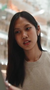 İki genç lgbtq artı bir kafede otururken sohbet eden ve gülen kadınlar.