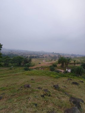 Dağlı ve bulutlu bir gökyüzü