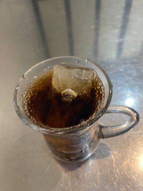 Bir bardak suyla bir fincan çay.