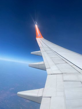 Gökyüzünde uçak kanadı