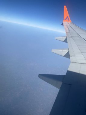 Dünyanın üzerinde uçan bir uçağın kanadı.