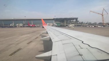 Uçak kanadı havada