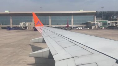 Havaalanında bir uçak.