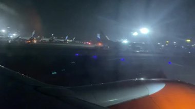 Havaalanında uçak, seyahat ve ulaşım kavramı