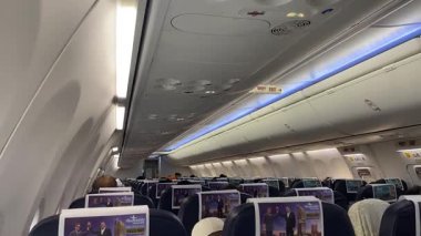 Modern bir otel odasının içinde.