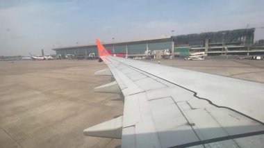 Havaalanında uçak kanadı