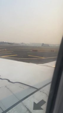 Havaalanında uçak kanadı, seyahat konsepti