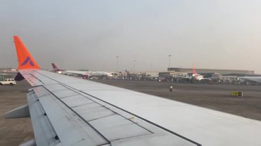 Havaalanında uçak kanadı.