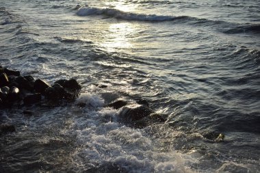 Akşamüstü Karadeniz 'de dalgalar.
