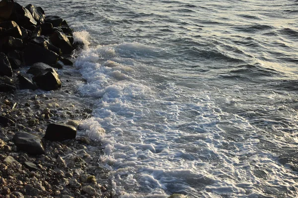 Sahilde deniz dalgaları ve taşlar