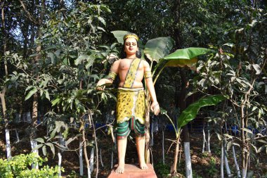 Buda heykeli bahçede.