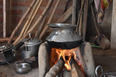 Mutfakta tencere var.