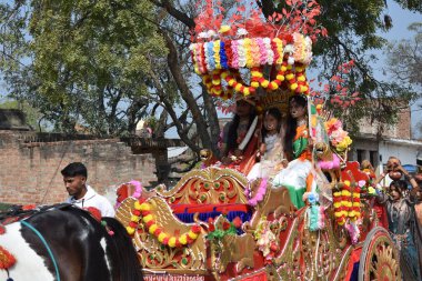 Pulkar, Rajasthan, Hindistan festivalinde geleneksel renkli atı olan insanlar.