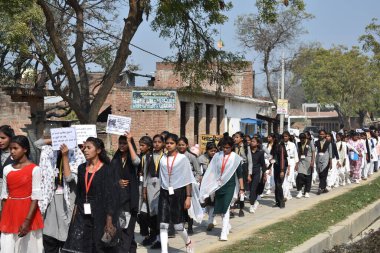 Hindistan, Rajasthan - 7 Şubat, 2017: Delhi yolundaki öğrenciler ve öğrenciler