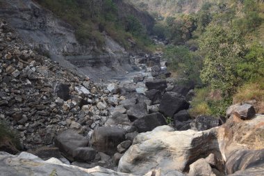 Dağlardaki nehrin güzel manzarası