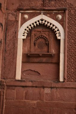 Pencereli eski tuğla bina