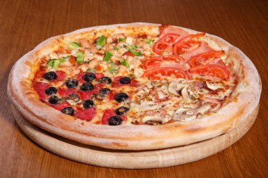 Masanın üzerine İtalyan pizza