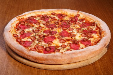 Masanın üzerine İtalyan pizza