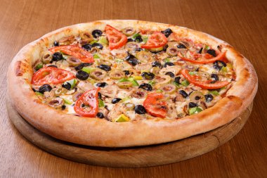 Masanın üzerine İtalyan pizza