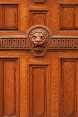 Aslan kafalı ahşap kapı fotoğrafı