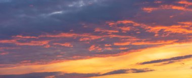 Akşam gökyüzü ile güzel bir arka plan