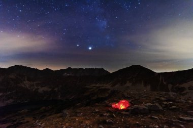 High Tatras 'ta yıldızlı geceler. Çadırın üstünde bir turistle.