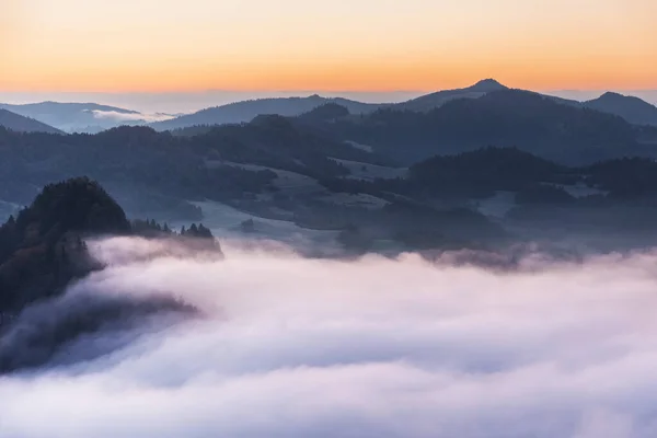 Beau Paysage Montagne Matin Avec Brouillard Sommets Enneigés — Photo