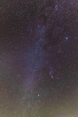 Güzel manzaralı ve sisli dağlarda güzel yıldızlı bir gece..