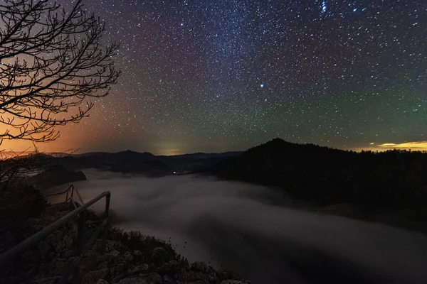 Eine Wunderschöne Sternenklare Nacht Den Bergen Auf Dem Gipfel Mit — Stockfoto