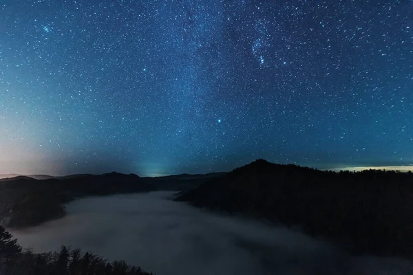 Güzel manzaralı ve sisli dağlarda güzel yıldızlı bir gece..
