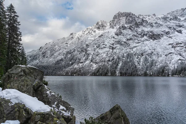 Morske Oko Gölü üzerindeki Polonya Tatraları 'na ilk kar yağışıydı.