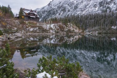 Morske Oko Gölü üzerindeki Polonya Tatraları 'na ilk kar yağışıydı.