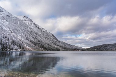 Morske Oko Gölü üzerindeki Polonya Tatraları 'na ilk kar yağışıydı.