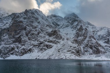 Morske Oko Gölü üzerindeki Polonya Tatraları 'na ilk kar yağışıydı.
