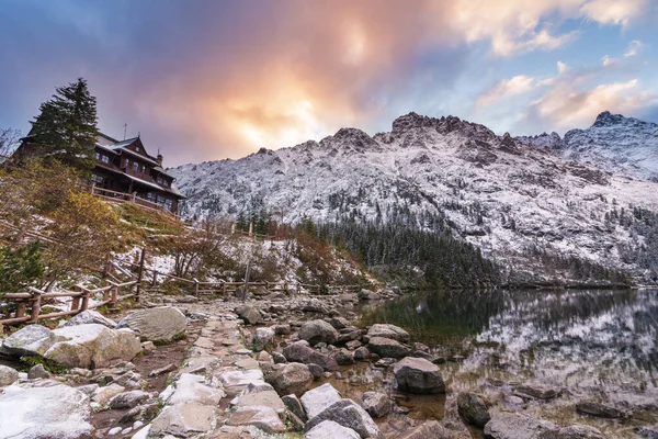 Morske Oko Gölü üzerindeki Polonya Tatraları 'na ilk kar yağışıydı.