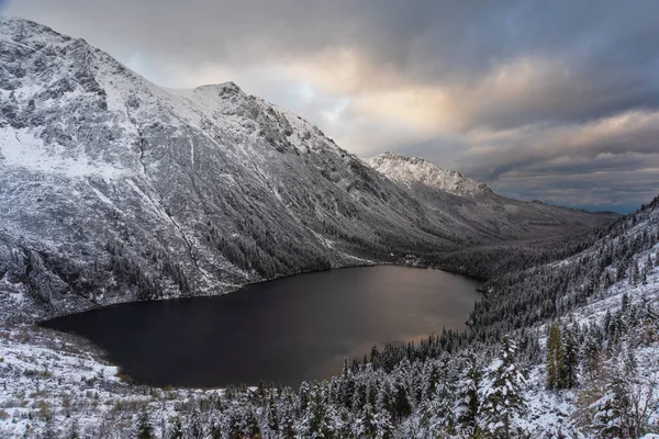 Morske Oko Gölü üzerindeki Polonya Tatraları 'na ilk kar yağışıydı.