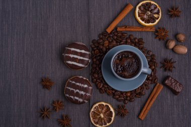 Bir fincan espresso anason, tarçın, şeker, kurutulmuş limon, meşe palamudu ve fıstık ile süslenir..