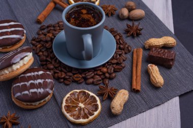 Bir fincan espresso anason, tarçın, şeker, kurutulmuş limon, meşe palamudu ve fıstık ile süslenir..