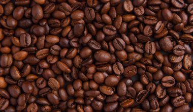 Bir fincan espresso anason, tarçın, şeker, kurutulmuş limon, meşe palamudu ve fıstık ile süslenir..