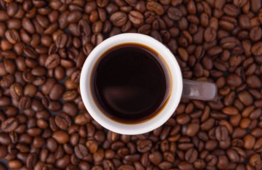 Bir fincan espresso anason, tarçın, şeker, kurutulmuş limon, meşe palamudu ve fıstık ile süslenir..