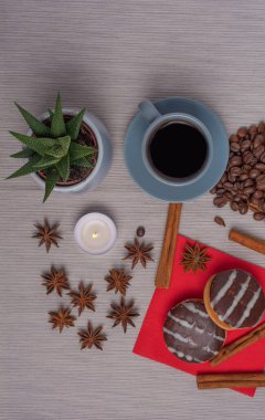 Bir fincan espresso anason, tarçın, şeker, kurutulmuş limon, meşe palamudu ve fıstık ile süslenir..