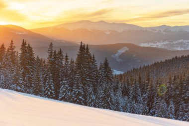 Ukrayna Karpat Dağları 'ndaki bir sıradağda sert bir kış. Konforlu evleri ve Hoverla ve Petros' un zirvelerinin muhteşem manzarası var.