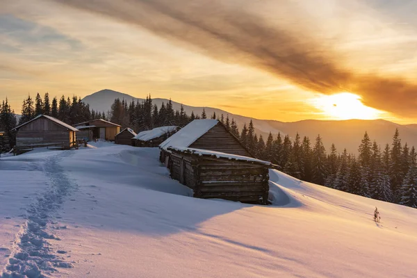 Ukrayna Karpat Dağları 'ndaki bir sıradağda sert bir kış. Konforlu evleri ve Hoverla ve Petros' un zirvelerinin muhteşem manzarası var.